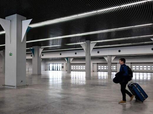 Hall de départ moderne et lumineux d'un aéroport européen