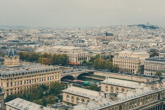 Vue aérienne de la Seine et des toits de Paris